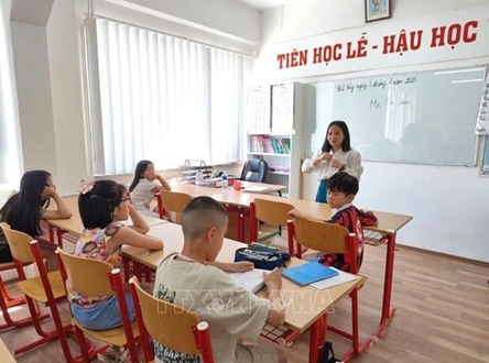 Summer Vietnamese language class opens in Prague with strong community support